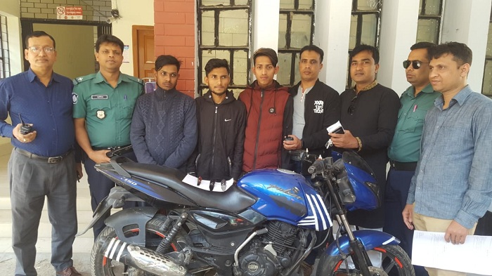 সিলেট নগরীর কুয়ারপার থেকে তিন ছিনতাইকারী আটক