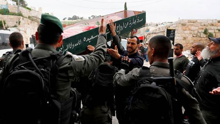 প্রতিবাদের মুখে আল আকসা থেকে সরে গেল ইসরাইল