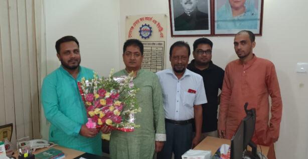 বেনারসি মসলিন জামদানি সোসাইটির পক্ষ থেকে চেয়ারম্যান চপল কে ফুলের শুভেচ্ছা