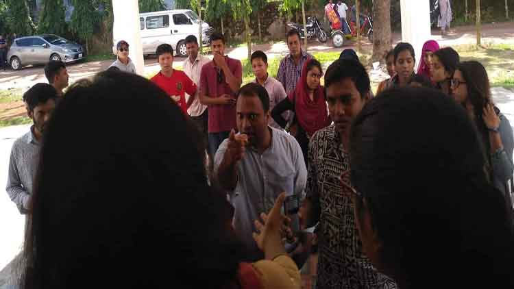 চবিতে ছাত্রীদের ওপর ‘চড়াও’ সহকারী প্রক্টর