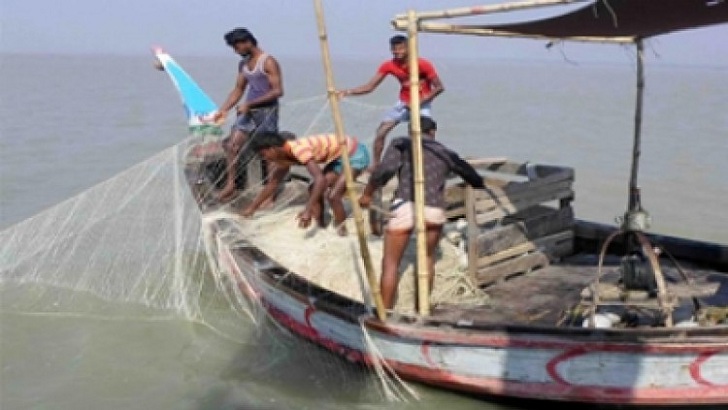 নিষিদ্ধ সময়ে বাংলাদেশে ইলিশ শিকার করছেন ভারতীয় জেলেরা!