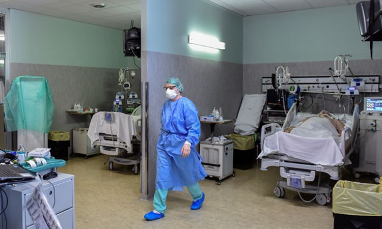 ইতালিতে একদিনে ৬২৭ জনের মৃত্যু, ইতালির রাস্তায় ট্রাক ভর্তি মানুষের লাশ