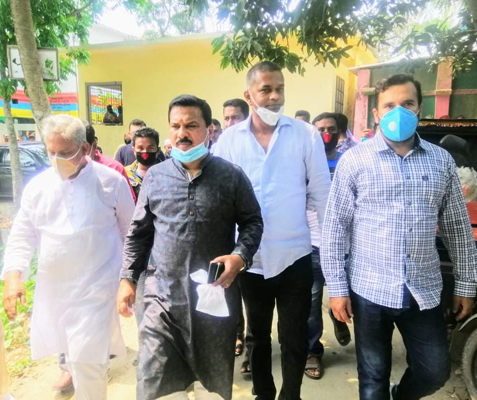 করোনায় নিম্ন আয়ের মানুষদের পাশে দাঁড়িয়েছে প্রবাসী পল্লী গ্রুপ