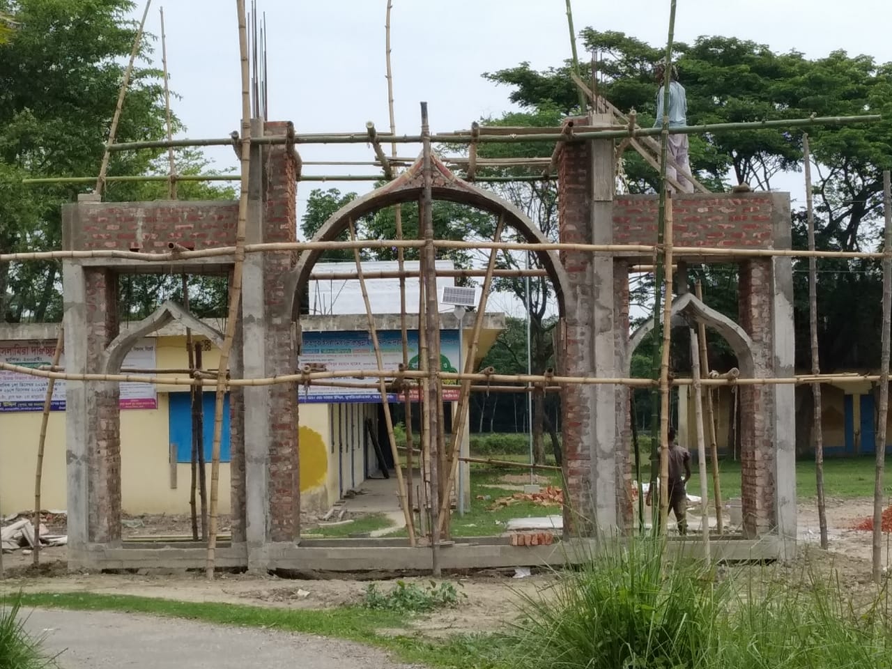৮ লক্ষ টাকা ব্যয়ে দৌলত পুর মাদ্রাসার গেটের কাজ সমাপ্তির পথে