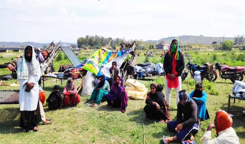 ভারতীয় পাঞ্জাবের গ্রাম থেকে তাড়িয়ে দেয়ার পর নদীর পাড়ে লুকিয়ে আছে অনেক মুসলিম পরিবার