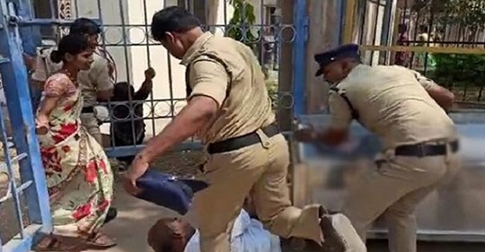 ভারতে খাবার কিনতে গিয়ে পুলিশের লাঠির আঘাতে মুসলিম কিশোরের মৃত্যু!