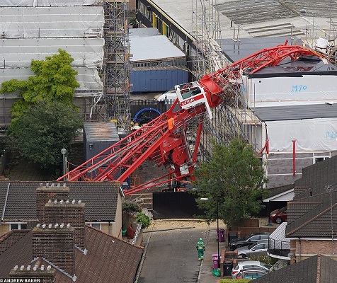 টাওয়ার হ্যামলেটসের বো এলাকায় ক্রেন ভেঙ্গে পড়ে নিহত ১, আহত ৪