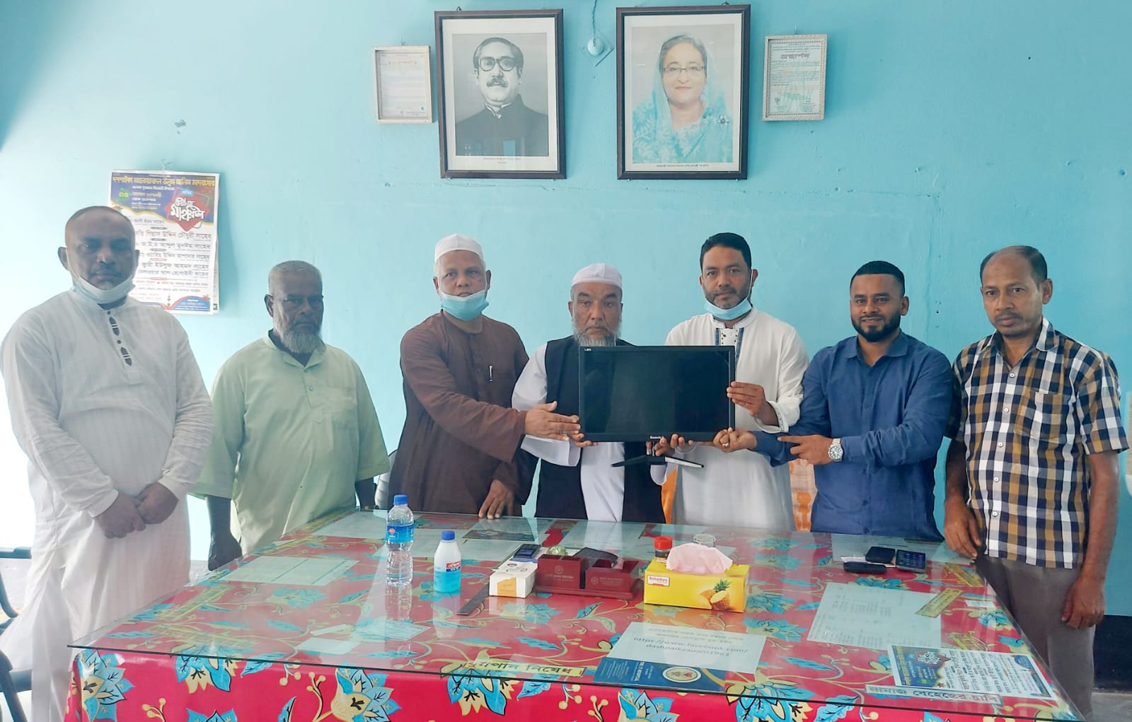 দশপাইকা আলিম মাদ্রাসার প্রাক্তন ছাত্রদের পক্ষ থেকে কম্পিউটার দান